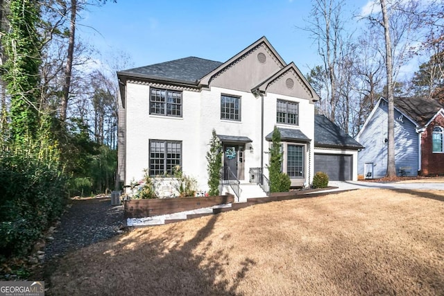 view of front of property featuring a front lawn and a garage