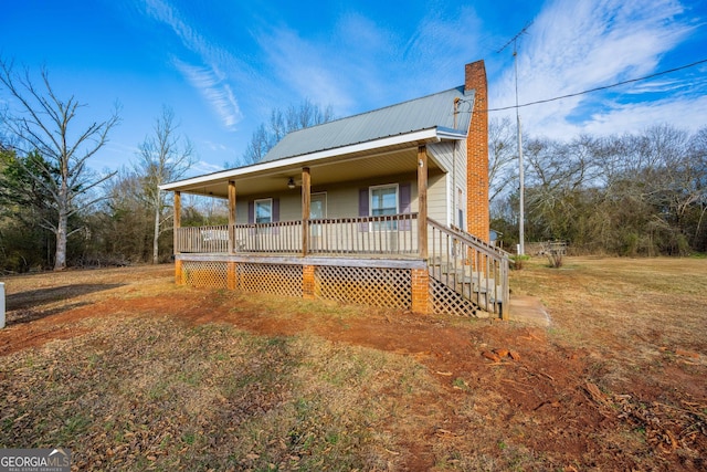 view of front of house with a front lawn and covered porch