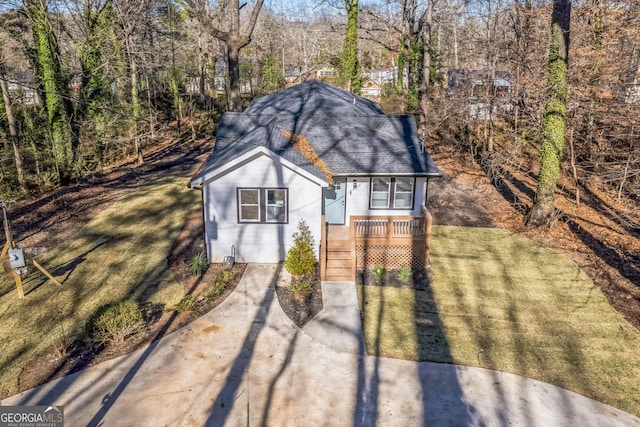 view of front of property with a front yard