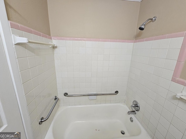 bathroom featuring shower / bathing tub combination