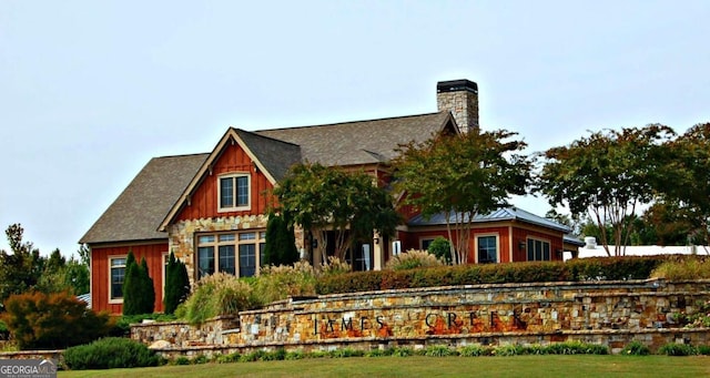 view of front facade with a front lawn