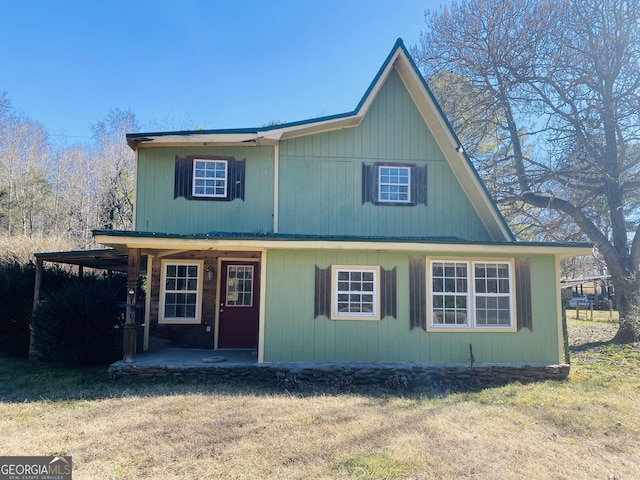 view of front of property featuring a front yard