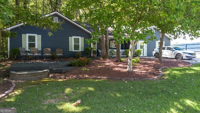 view of front facade featuring a front yard