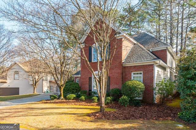 view of front of house featuring a front yard and a garage