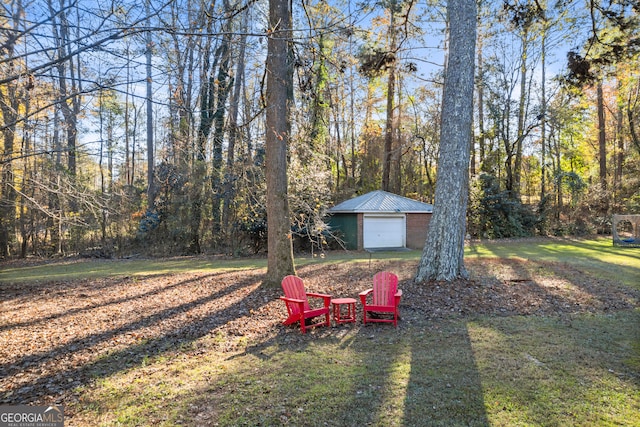 view of yard featuring an outdoor structure