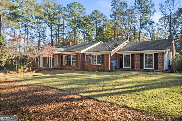 ranch-style home featuring a front lawn