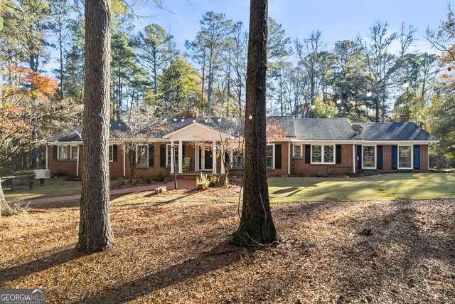 ranch-style home featuring a front lawn