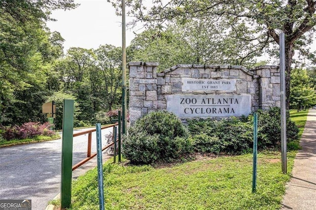 community sign featuring a lawn