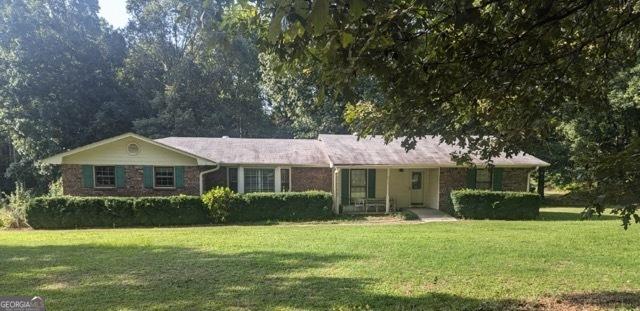 single story home featuring a front yard