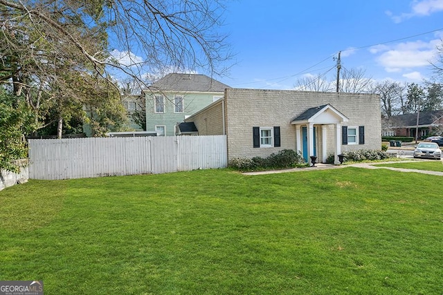 view of front of house featuring a front lawn