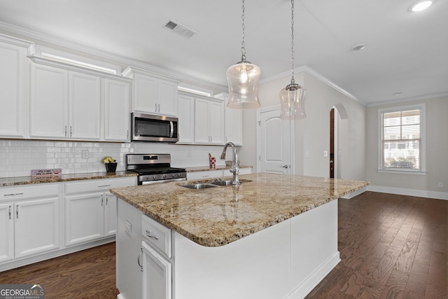 kitchen featuring stainless steel appliances and a kitchen island with sink