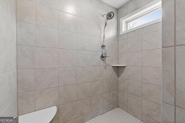 bathroom featuring a tile shower