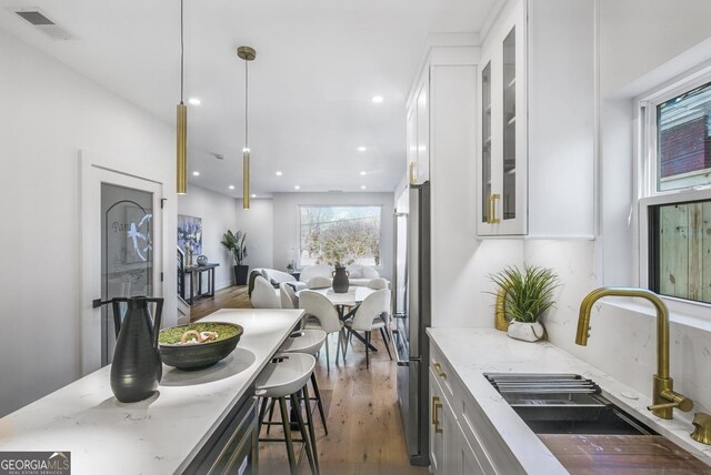 dining area featuring recessed lighting, visible vents, light wood-style flooring, and baseboards