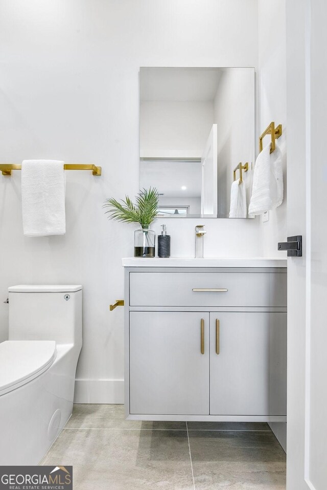 bathroom featuring tiled shower and plenty of natural light