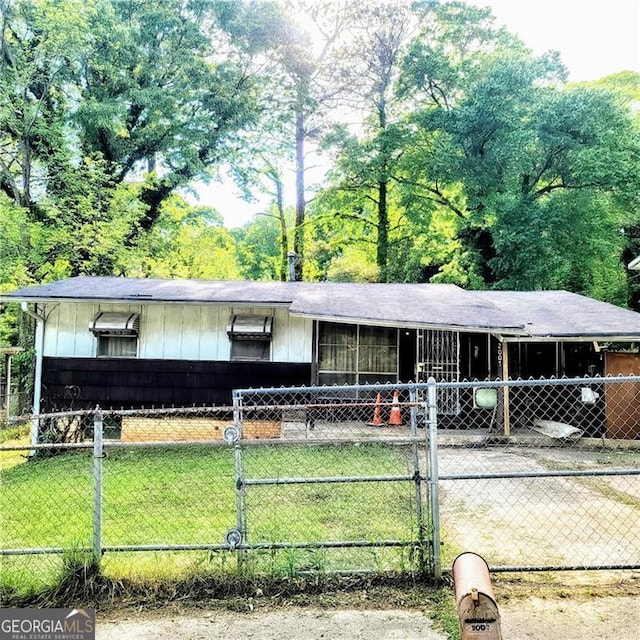 ranch-style house featuring a front yard