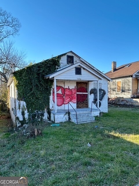 view of front of house featuring a front yard