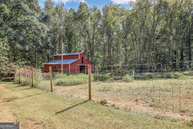 view of yard with an outbuilding