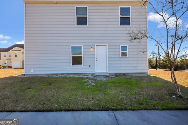 back of house featuring a lawn