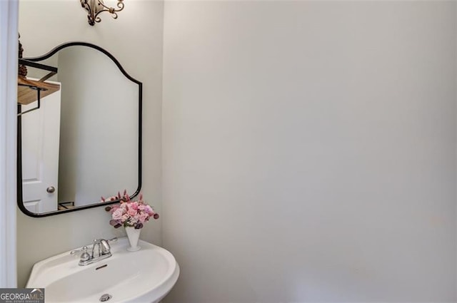 bathroom featuring sink