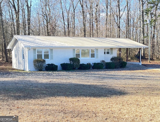 view of front of property featuring a front yard and a carport