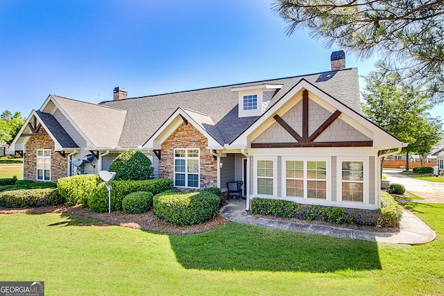 view of front of home featuring a front lawn