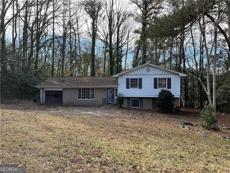 view of front of house featuring a garage and a front yard