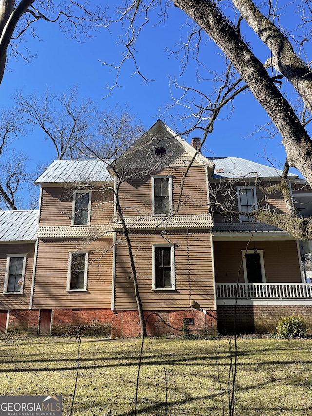 view of side of property featuring a lawn