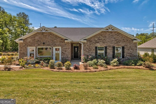 view of front of property featuring a front lawn