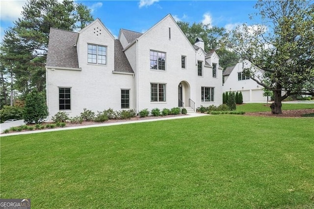 view of front of home featuring a front lawn