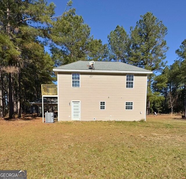 view of side of property featuring a lawn