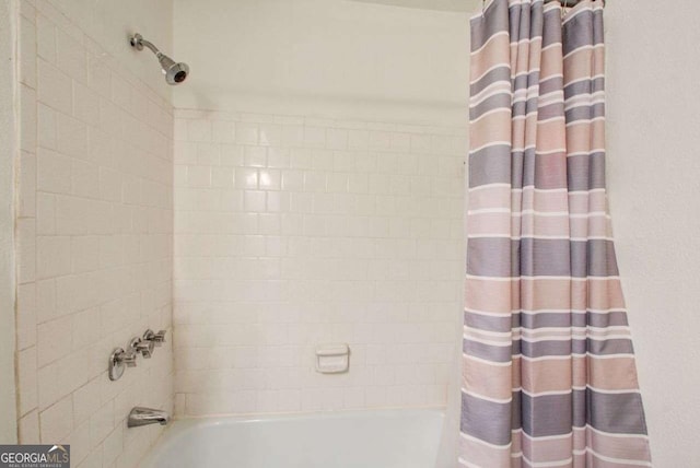 bathroom featuring shower / bath combo