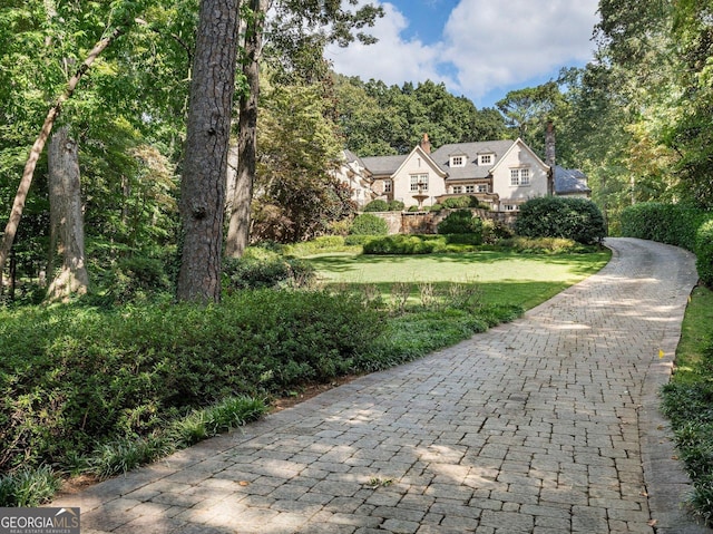 view of front of home featuring a front lawn