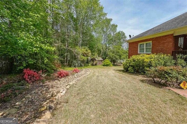 single story home featuring a front lawn