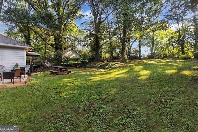 view of yard featuring a patio