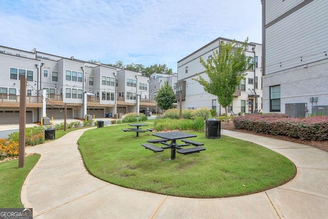 view of property's community featuring a lawn