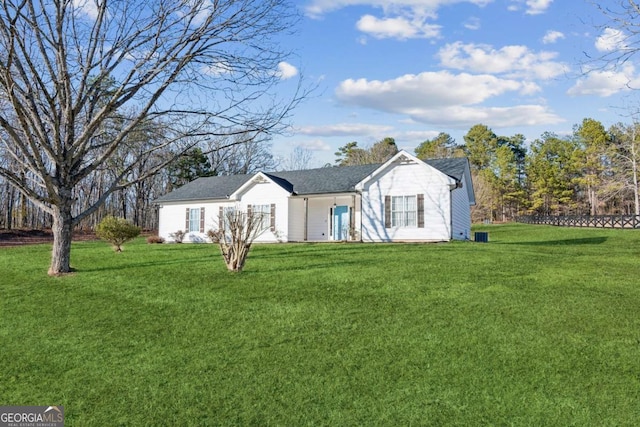 ranch-style home featuring a front lawn