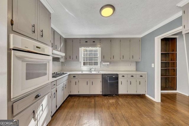 kitchen featuring sink, gray cabinets, stainless steel appliances, and hardwood / wood-style flooring