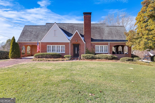 view of front of property featuring a front lawn