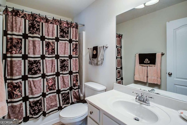 full bathroom featuring shower / bath combo with shower curtain, toilet, and vanity