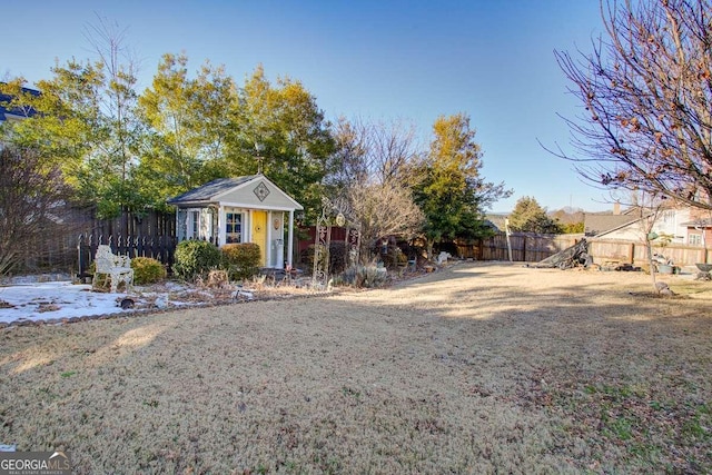 view of yard with an outbuilding