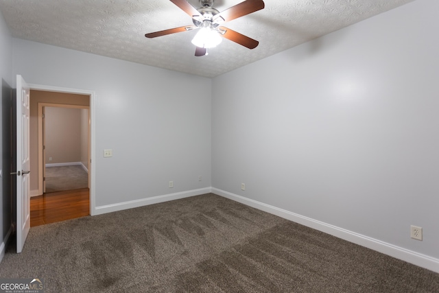 carpeted spare room featuring ceiling fan and a textured ceiling