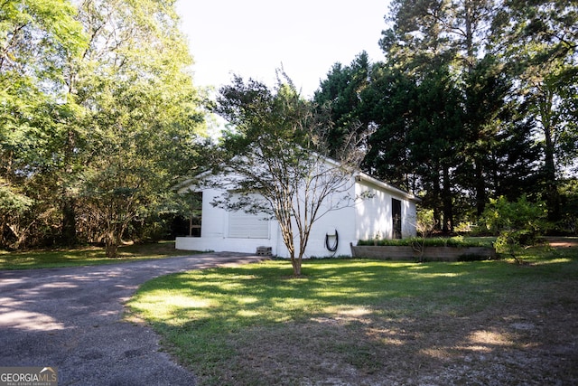 view of side of property featuring a yard