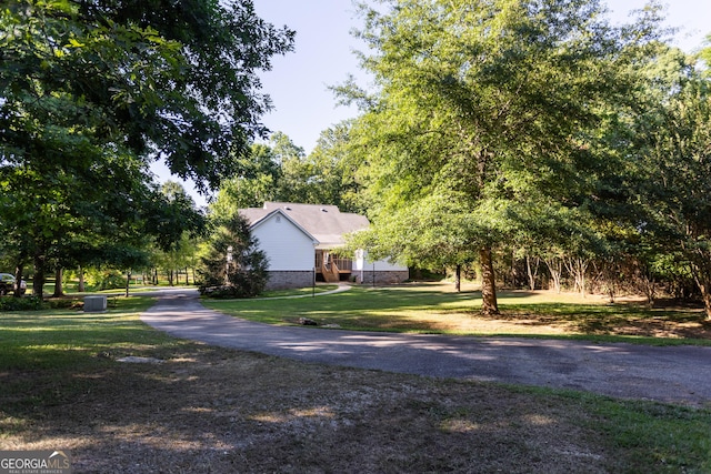 view of front facade with a front yard