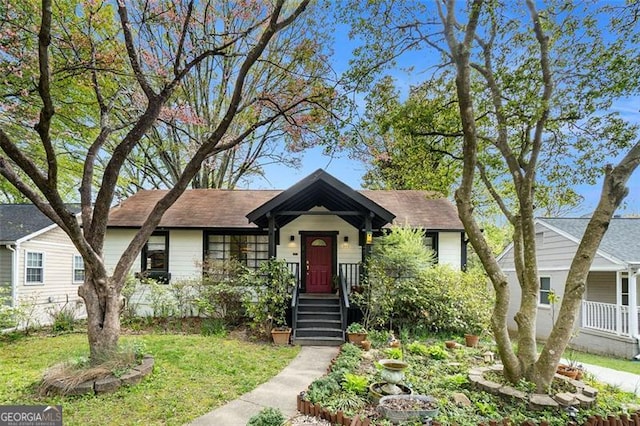 view of front of property with a front lawn