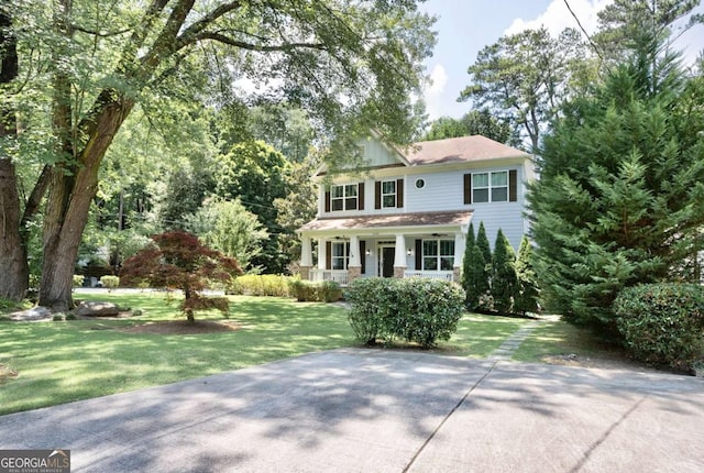 view of front of property featuring a front yard and a porch