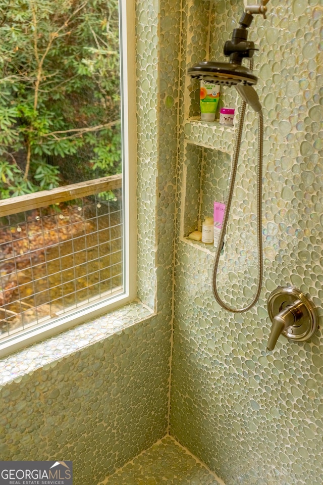 interior details with a tile shower