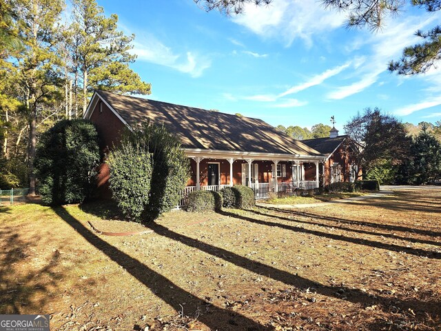 view of front of home featuring a front lawn and a porch