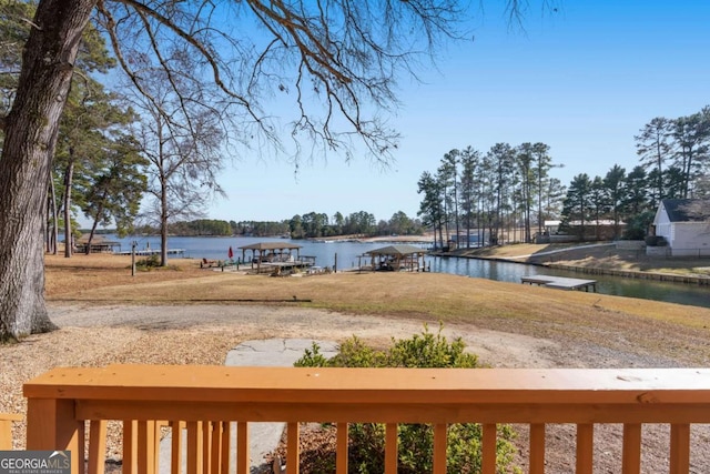 view of yard featuring a water view