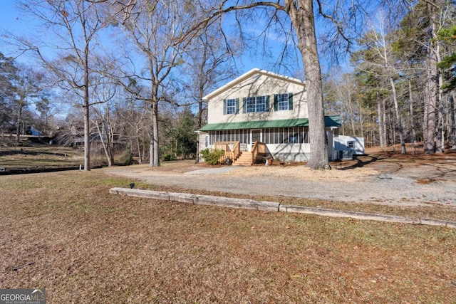 view of front facade featuring a front lawn and a porch