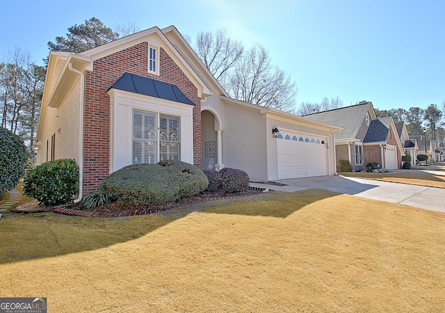 view of front of home featuring a front yard